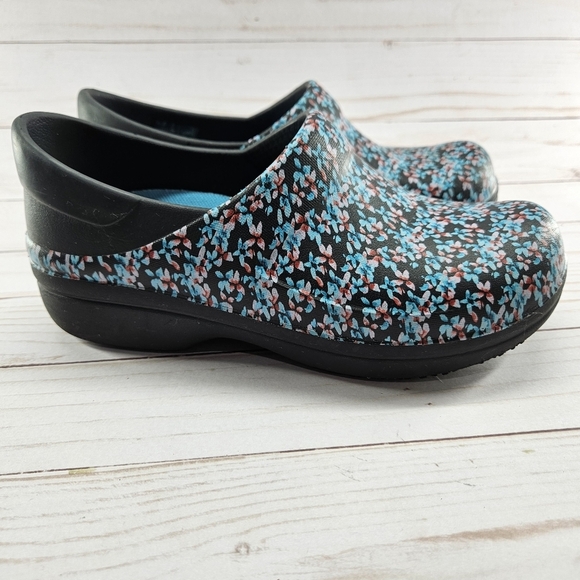 Crocs Neria Pro Slip Resistant Clogs‎ 204046 Womens Size 6 Floral Blue Black - Picture 1 of 10
